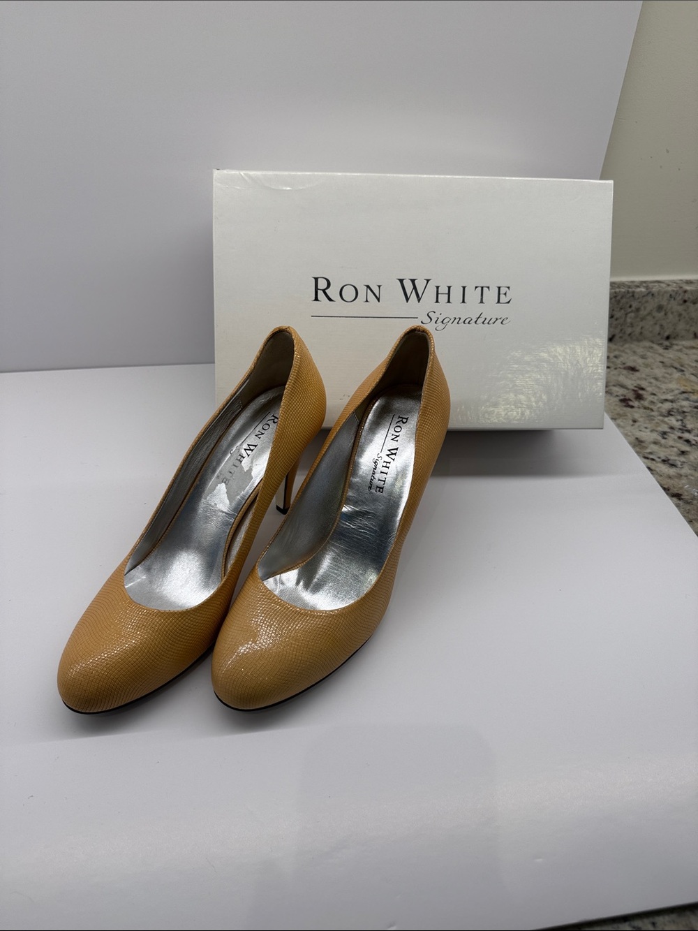 Ron White Signature Tan Round-Toe Leather Pumps